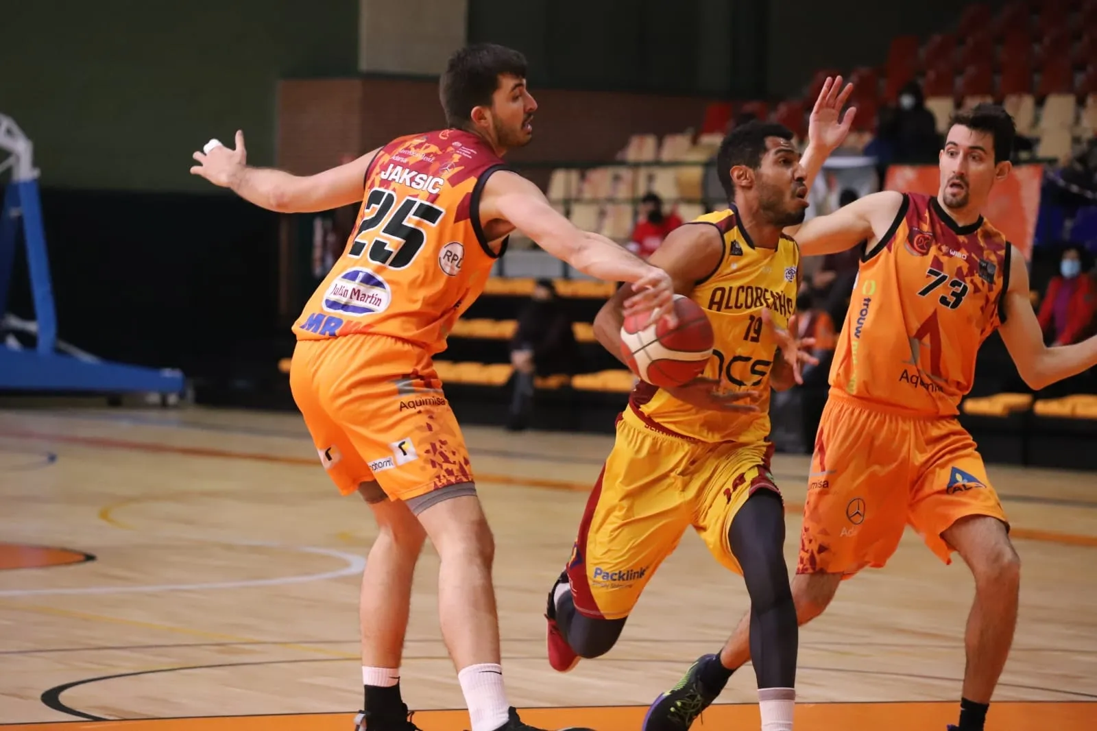 Foto 4 - El Aquimisa Carbajosa muestra su mejor versi&oacute;n en el inicio del nuevo a&ntilde;o (86-62)