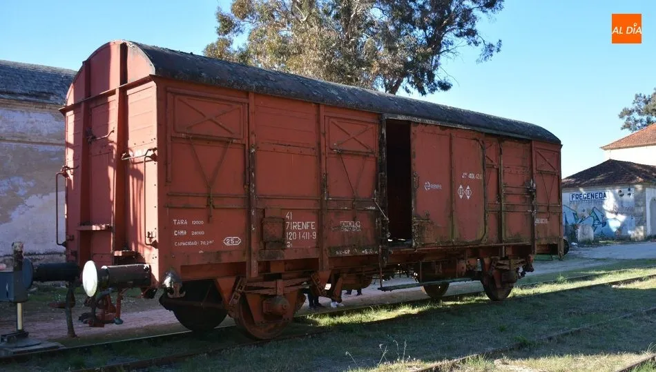 Uno de los vagones que recorrieron la vía hasta 1985 espera en la estación de La Fregeneda  / CORREDERA