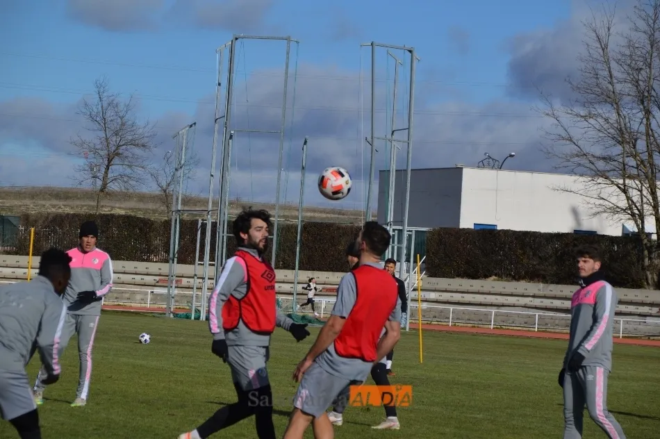 Foto 4 - Due&ntilde;as dirige su &uacute;ltima sesi&oacute;n de entrenamiento con el Salamanca UDS por la ausencia de Escobar