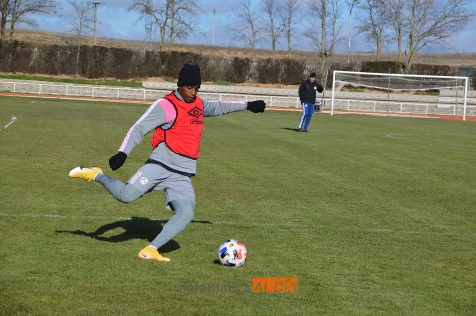 Foto 3 - Due&ntilde;as dirige su &uacute;ltima sesi&oacute;n de entrenamiento con el Salamanca UDS por la ausencia de Escobar