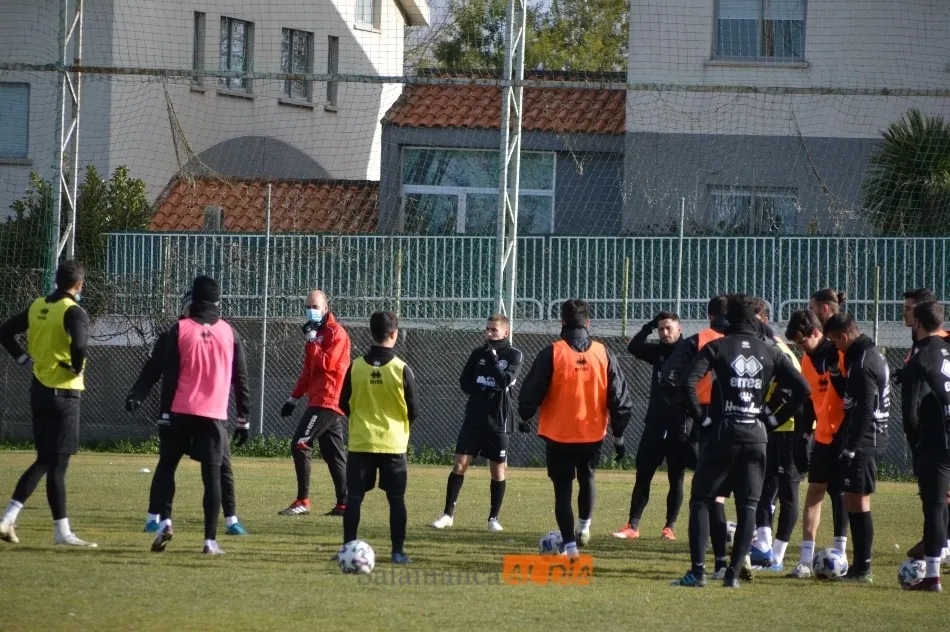 Íñigo Muñoz (en el centro con botas blancas), durante su primera sesión con Unionistas / Carlos Cuervo