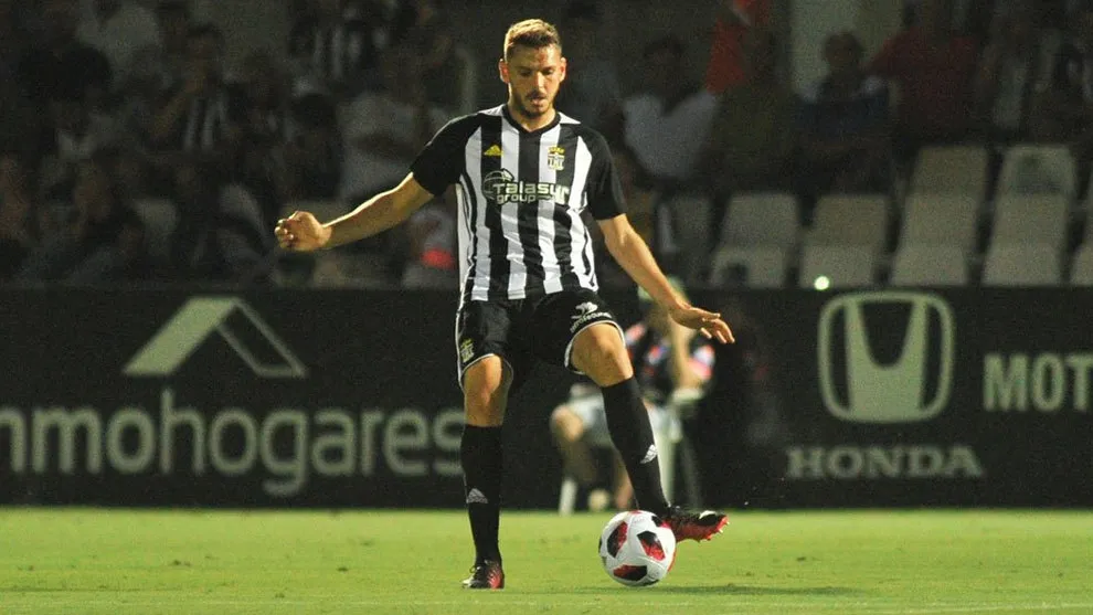 Sergio Ayala realiza un pase con el Cartagena