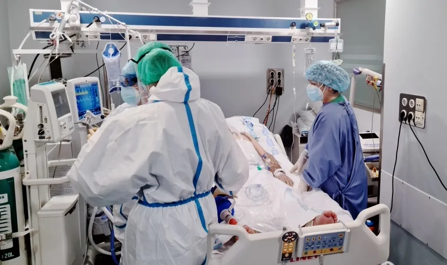 Paciente con coronavirus ingresado en la UCI del Clínico de Salamanca. Foto de archivo