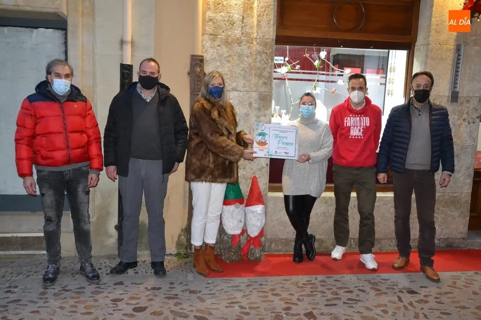 Foto 5 - Los comerciantes de las calles Sierra de Gata y Campo de Toledo brindan para celebrar su triunfo  