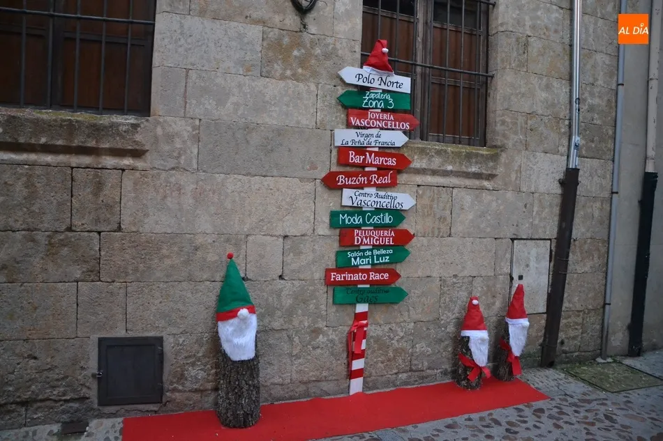 Foto 2 - Los comerciantes de las calles Sierra de Gata y Campo de Toledo brindan para celebrar su triunfo  