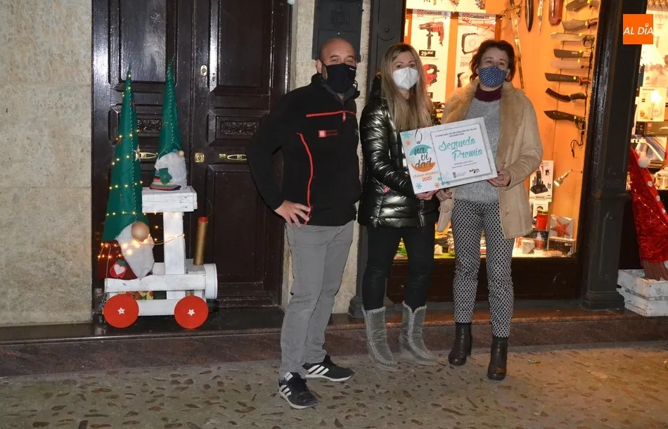 Foto 4 - Los comerciantes de las calles Sierra de Gata y Campo de Toledo brindan para celebrar su triunfo  