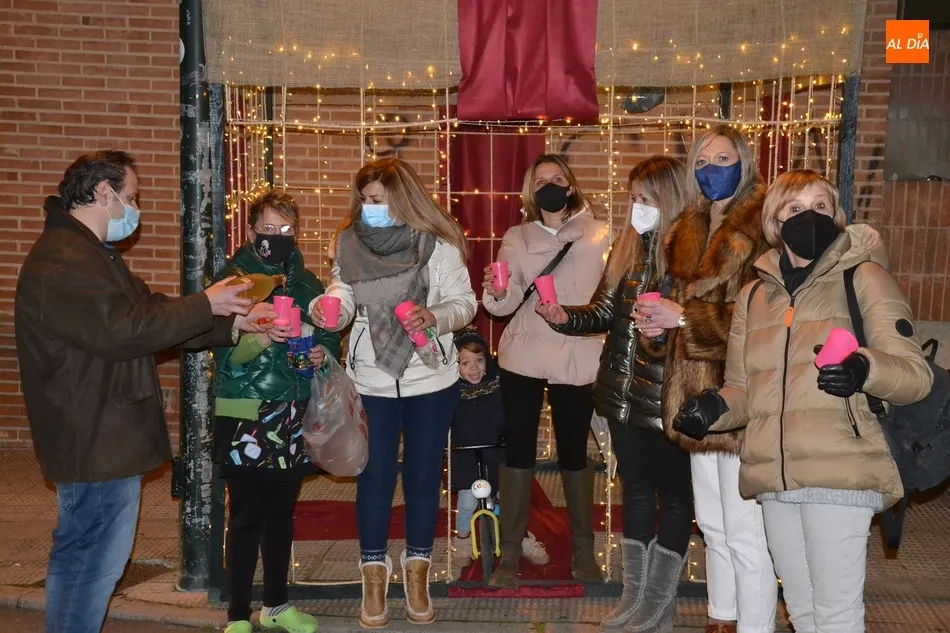 Los comerciantes de las calles Sierra de Gata y Campo de Toledo brindan para celebrar su triunfo  