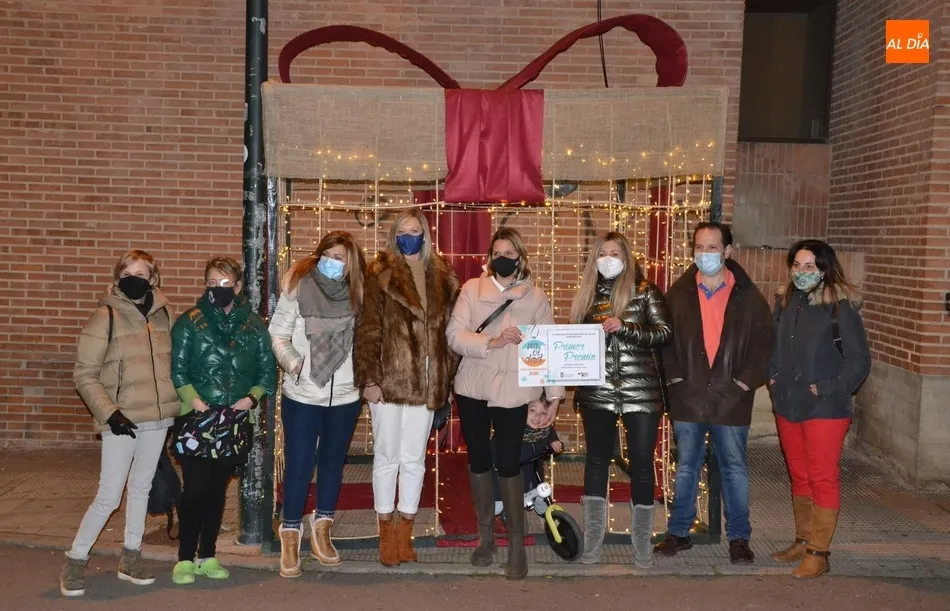 Foto 3 - Los comerciantes de las calles Sierra de Gata y Campo de Toledo brindan para celebrar su triunfo  