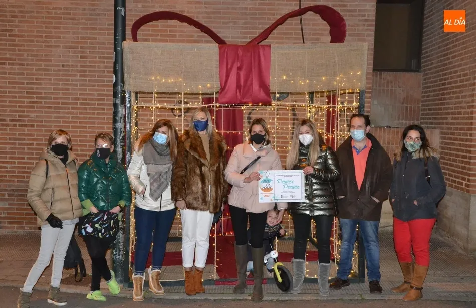Foto 6 - Los comerciantes de las calles Sierra de Gata y Campo de Toledo brindan para celebrar su triunfo  