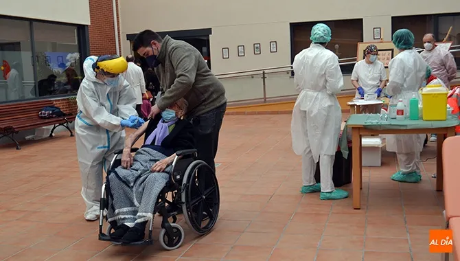 Residente vacunada en la residencia San Pedro Advíncula de Peñaranda