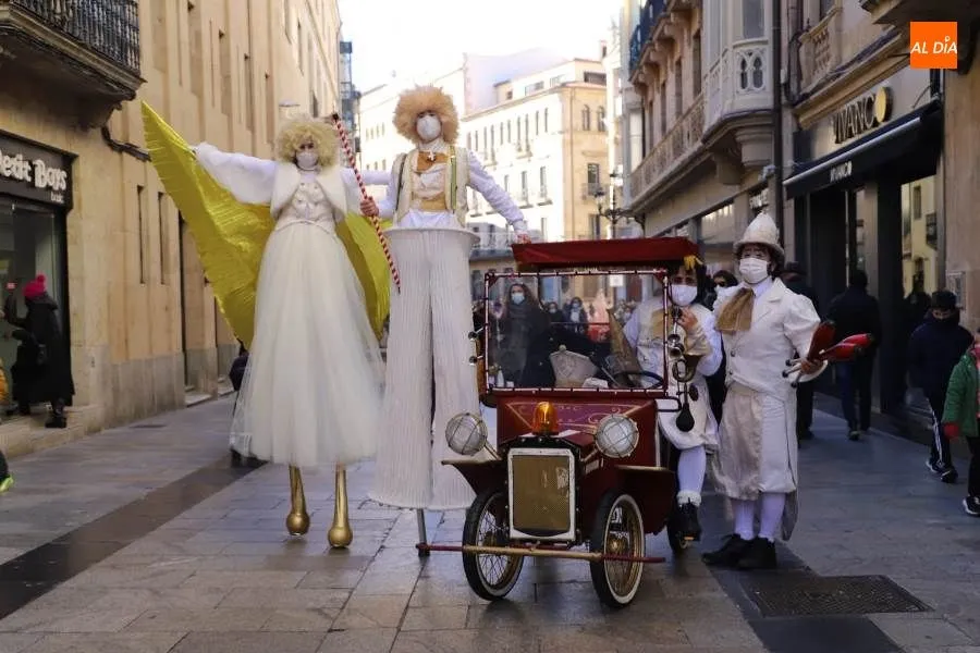 Figurantes del pasacalles de los Carteros Reales, a cargo de El Niño del Lápiz. Foto de Lydia González