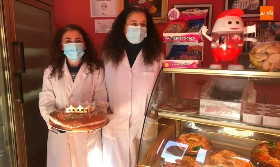 Techu y Carmen con uno de sus roscones en La Casa del Pan II