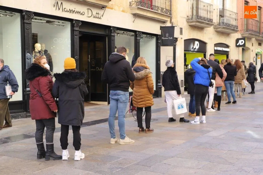 Cola para acceder a un establecimiento de la calle Toro. Foto de Lydia González