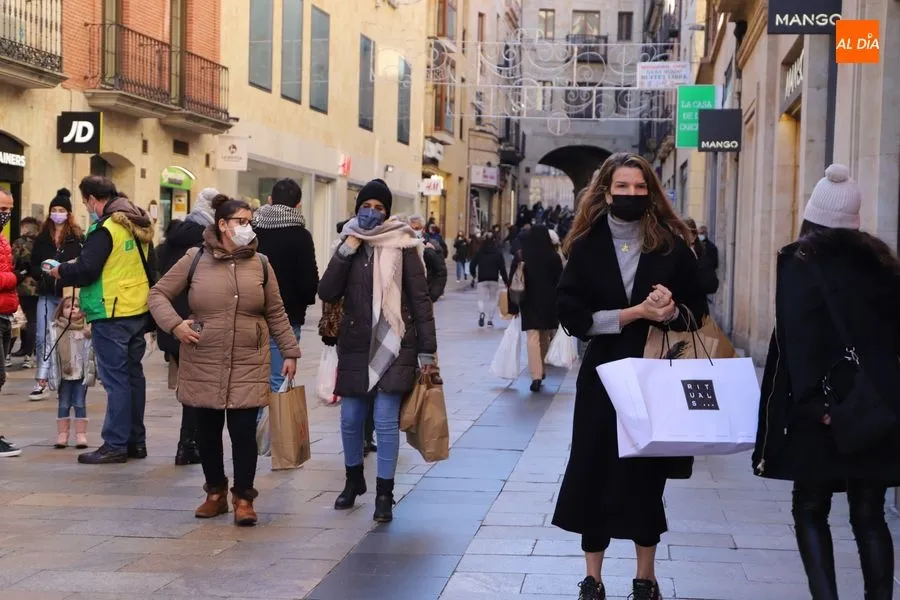 Foto 11 - Las &uacute;ltimas compras animan la ciudad en la v&iacute;spera de los Reyes Magos