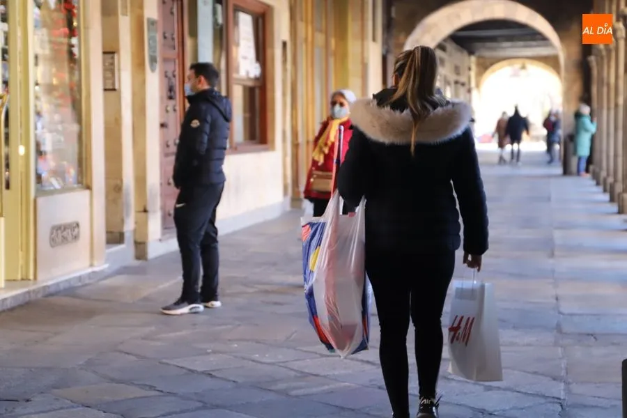 Foto 9 - Las &uacute;ltimas compras animan la ciudad en la v&iacute;spera de los Reyes Magos