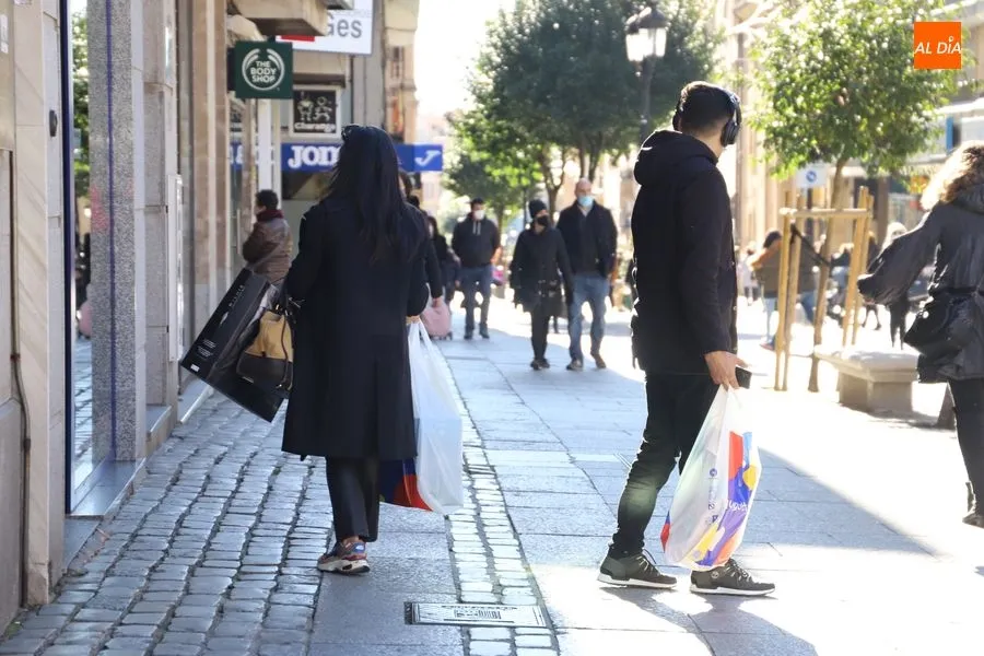 Foto 6 - Las &uacute;ltimas compras animan la ciudad en la v&iacute;spera de los Reyes Magos