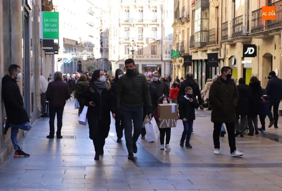 Foto 5 - Las &uacute;ltimas compras animan la ciudad en la v&iacute;spera de los Reyes Magos
