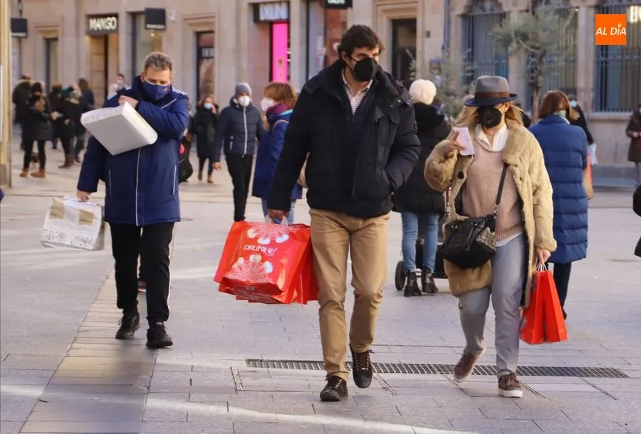 Foto 4 - Las &uacute;ltimas compras animan la ciudad en la v&iacute;spera de los Reyes Magos