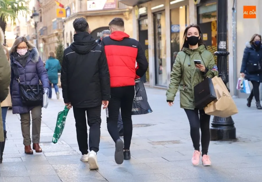 Foto 3 - Las &uacute;ltimas compras animan la ciudad en la v&iacute;spera de los Reyes Magos