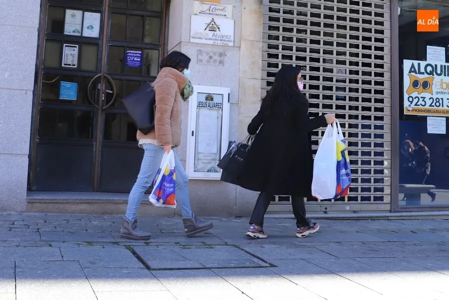 Foto 2 - Las &uacute;ltimas compras animan la ciudad en la v&iacute;spera de los Reyes Magos