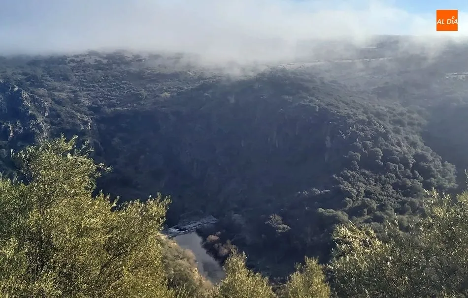 Foto 5 - La escarcha ti&ntilde;e de blanco el paisaje del Pozo de los Humos  