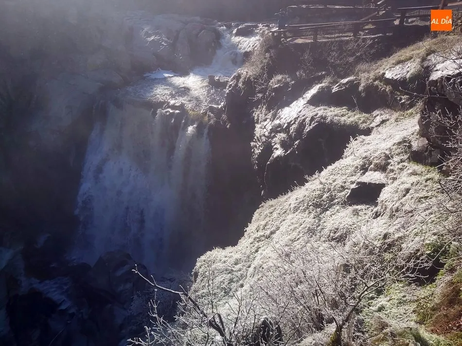 Foto 4 - La escarcha ti&ntilde;e de blanco el paisaje del Pozo de los Humos  
