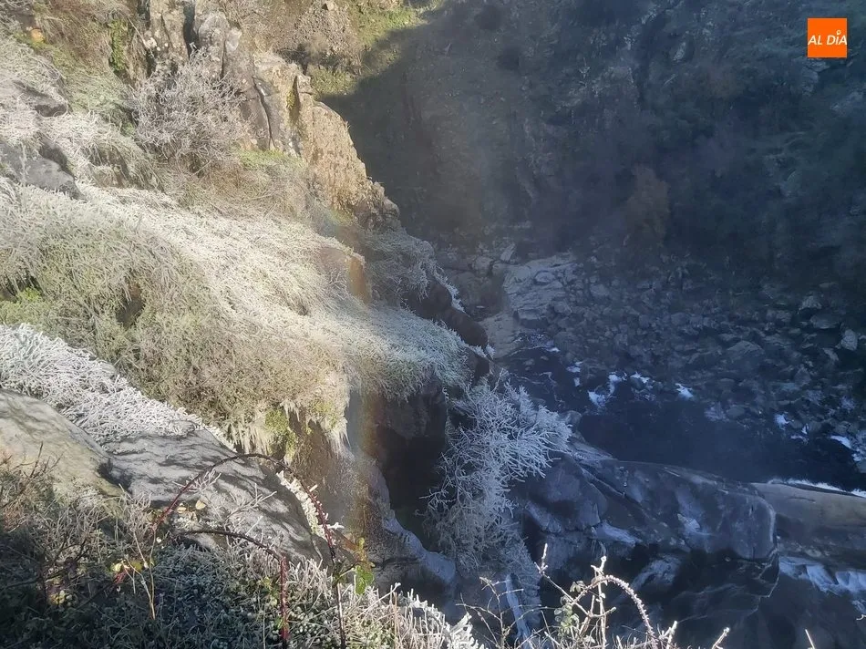 Foto 2 - La escarcha ti&ntilde;e de blanco el paisaje del Pozo de los Humos  