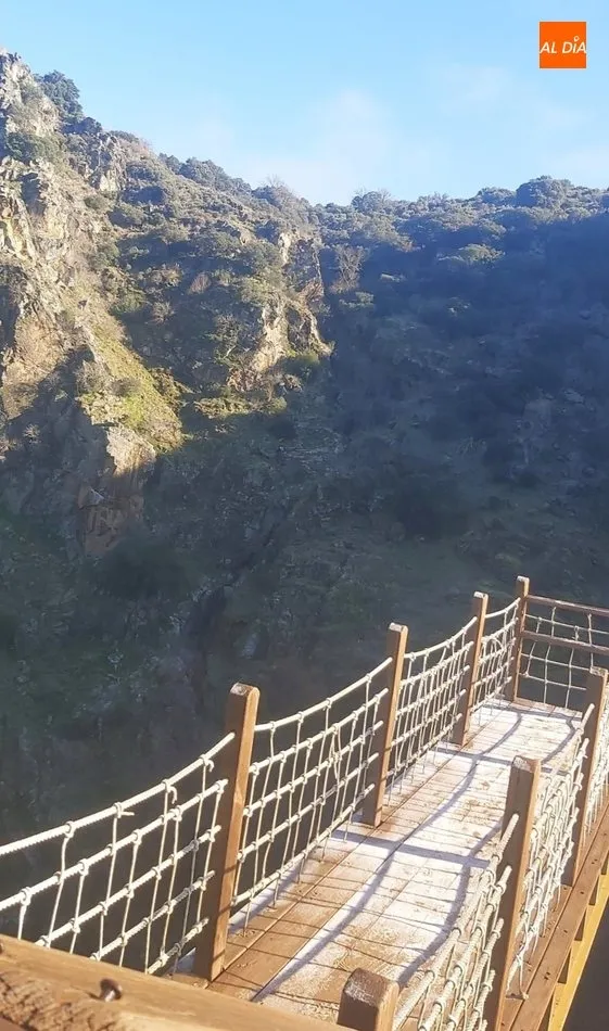 Foto 6 - La escarcha ti&ntilde;e de blanco el paisaje del Pozo de los Humos  