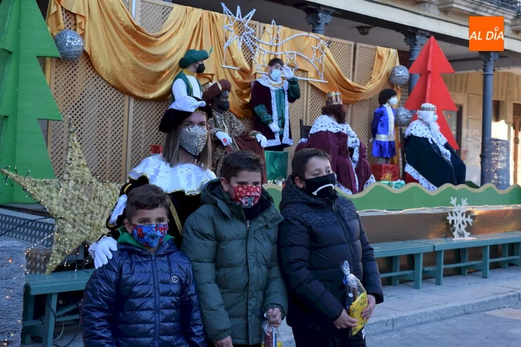 Foto 3 - La ilusi&oacute;n por ver a los Reyes Magos puede con todo