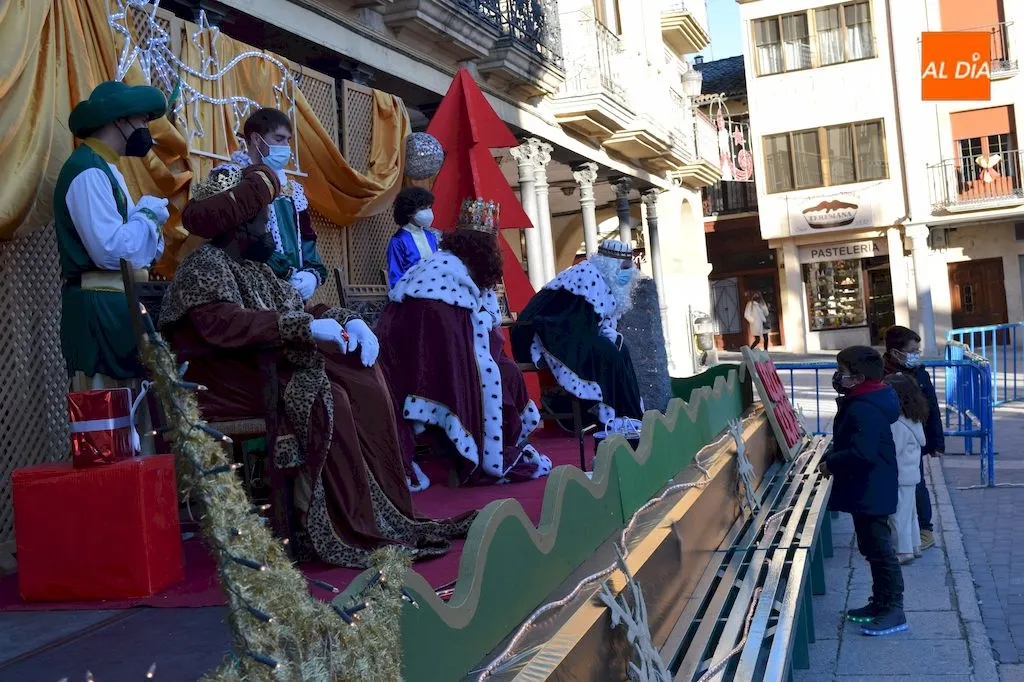 Foto 2 - La ilusi&oacute;n por ver a los Reyes Magos puede con todo