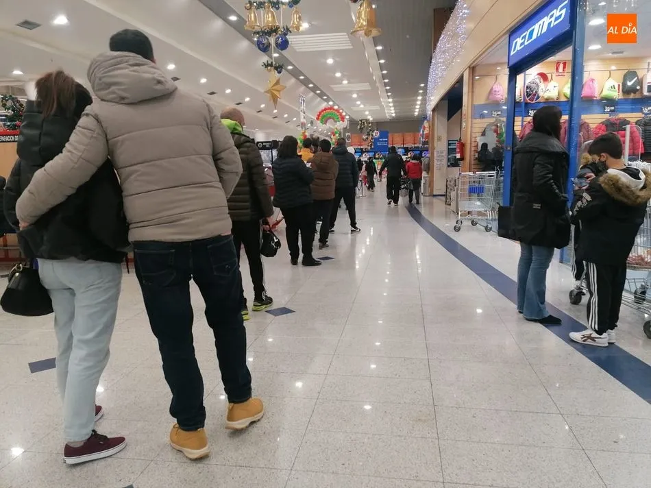Colas para comprar lotería de El Niño, este martes en Salamanca. Foto: Lydia González