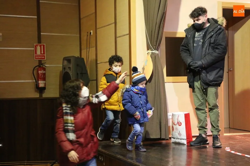 Foto 11 - Los Reyes Magos dejan sus regalos a los ni&ntilde;os de Villarino