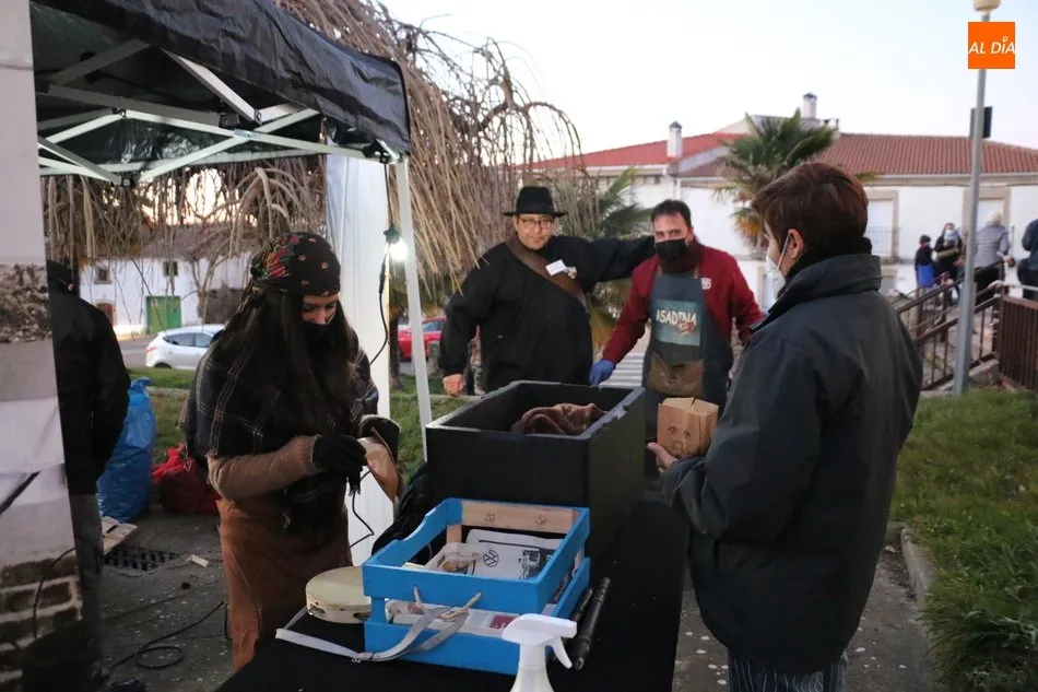 Foto 9 - Los Reyes Magos dejan sus regalos a los ni&ntilde;os de Villarino