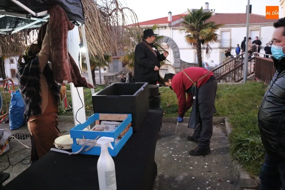 Foto 3 - Los Reyes Magos dejan sus regalos a los ni&ntilde;os de Villarino