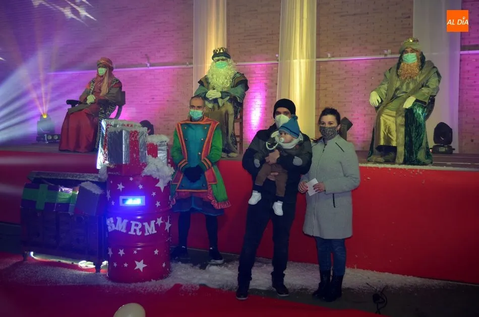 Foto 11 - Los Reyes Magos ya est&aacute;n en B&eacute;jar saludando a los ni&ntilde;os en una cabalgata est&aacute;tica