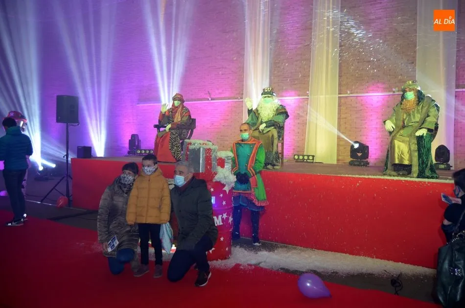 Foto 9 - Los Reyes Magos ya est&aacute;n en B&eacute;jar saludando a los ni&ntilde;os en una cabalgata est&aacute;tica