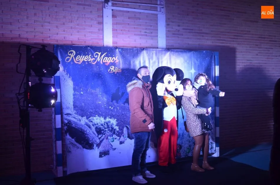 Foto 7 - Los Reyes Magos ya est&aacute;n en B&eacute;jar saludando a los ni&ntilde;os en una cabalgata est&aacute;tica