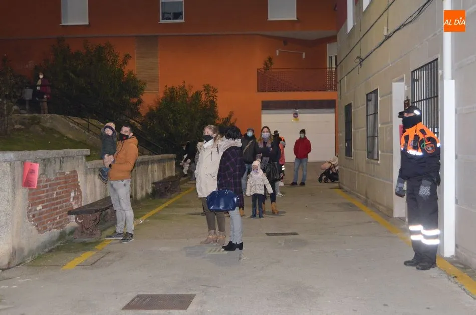 Foto 5 - Los Reyes Magos ya est&aacute;n en B&eacute;jar saludando a los ni&ntilde;os en una cabalgata est&aacute;tica