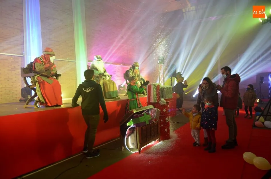 Foto 3 - Los Reyes Magos ya est&aacute;n en B&eacute;jar saludando a los ni&ntilde;os en una cabalgata est&aacute;tica