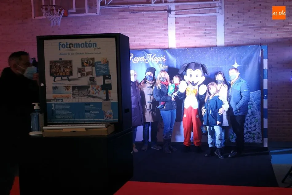 Foto 2 - Los Reyes Magos ya est&aacute;n en B&eacute;jar saludando a los ni&ntilde;os en una cabalgata est&aacute;tica