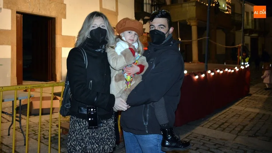 Foto 2 - Lumbrales recibe con fuegos artificiales a Los Reyes Magos