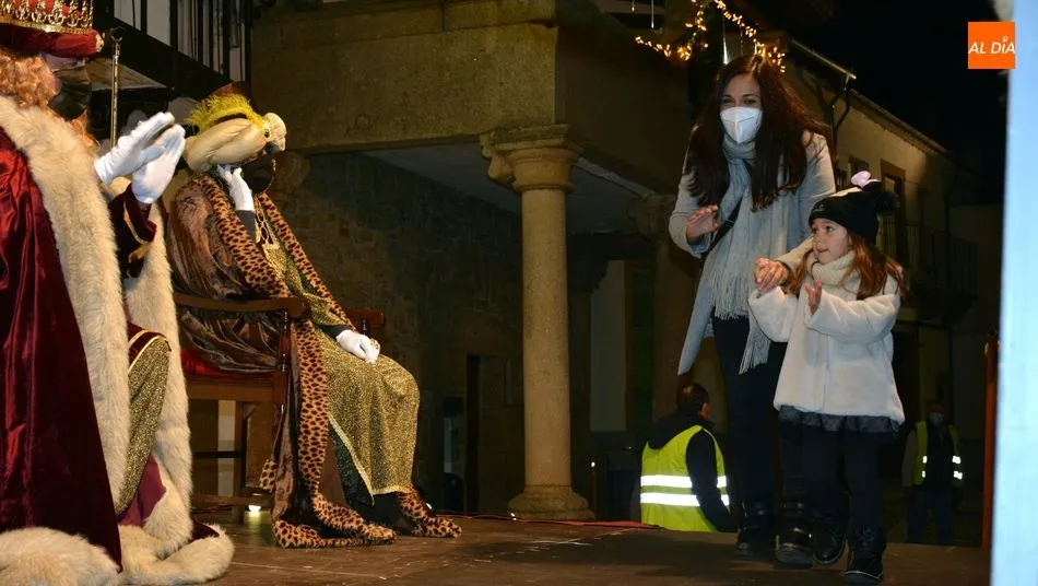 Foto 5 - Lumbrales recibe con fuegos artificiales a Los Reyes Magos