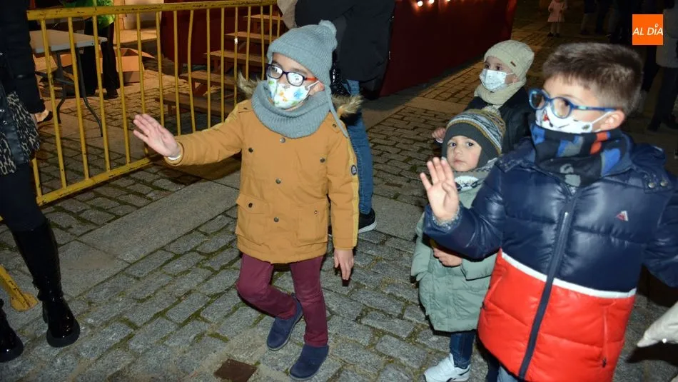 Foto 3 - Lumbrales recibe con fuegos artificiales a Los Reyes Magos