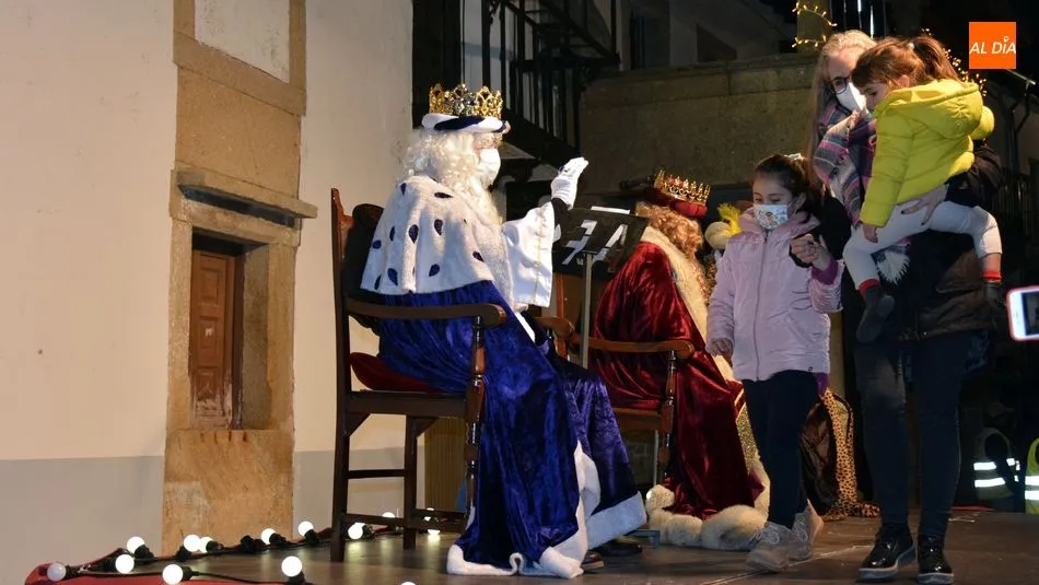 Foto 8 - Lumbrales recibe con fuegos artificiales a Los Reyes Magos