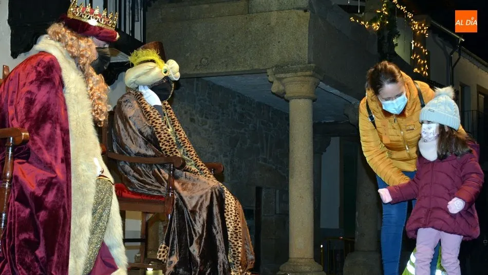 Foto 10 - Lumbrales recibe con fuegos artificiales a Los Reyes Magos