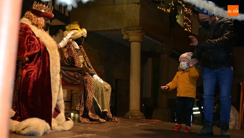 Foto 7 - Lumbrales recibe con fuegos artificiales a Los Reyes Magos