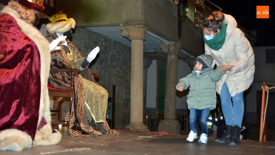 Foto 6 - Lumbrales recibe con fuegos artificiales a Los Reyes Magos