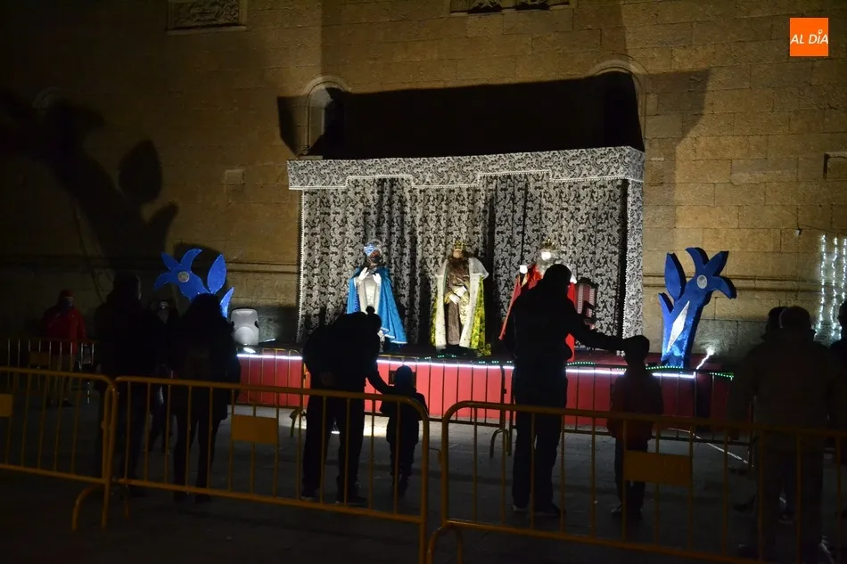 Los Reyes Magos reciben el cariño de miles de mirobrigenses pese a no poder desfilar por la ciudad ...