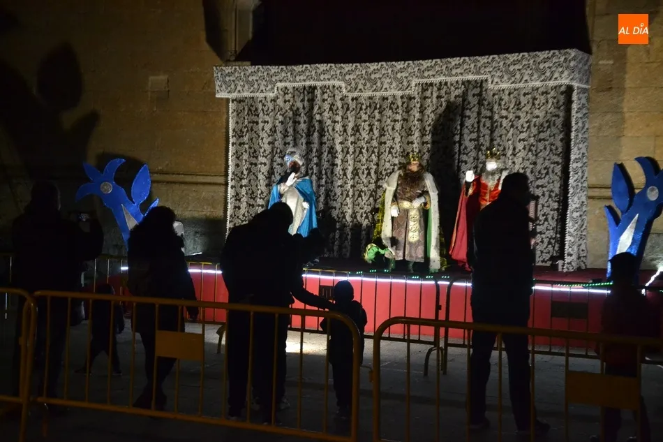 Foto 10 - Los Reyes Magos reciben el cari&ntilde;o de miles de mirobrigenses pese a no poder desfilar por la ciudad ...