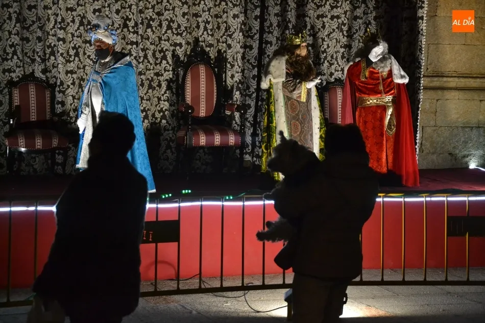 Foto 7 - Los Reyes Magos reciben el cari&ntilde;o de miles de mirobrigenses pese a no poder desfilar por la ciudad ...